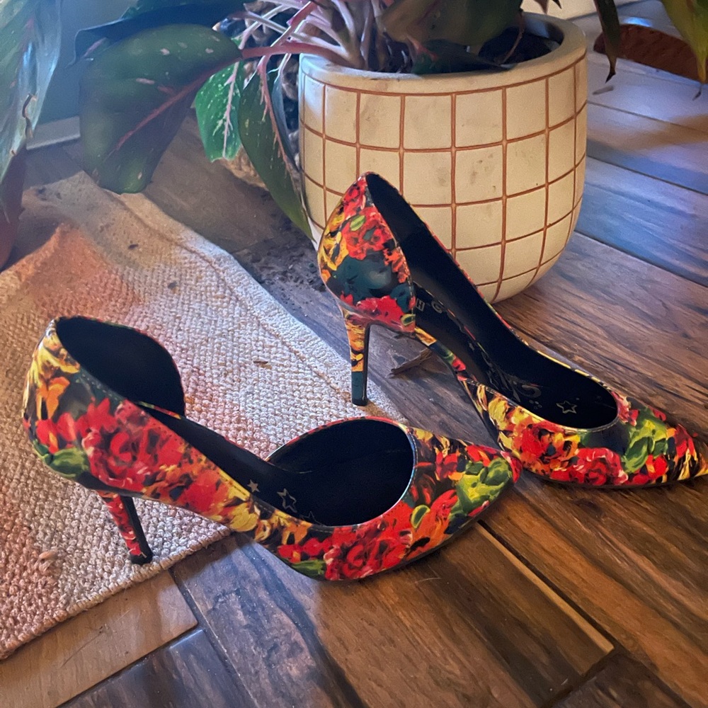 Women’s 2.5 in pumps floral multi color gently worn